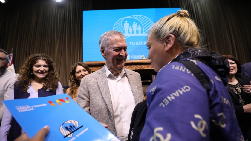 Schiaretti entregó 396 escrituras sociales a familias de Capital