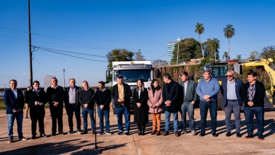 Misiones fortalece municipios con maquinaria vial gracias al Banco Macro
