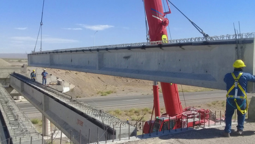 Neuquén: montaje de vigas en la RN22