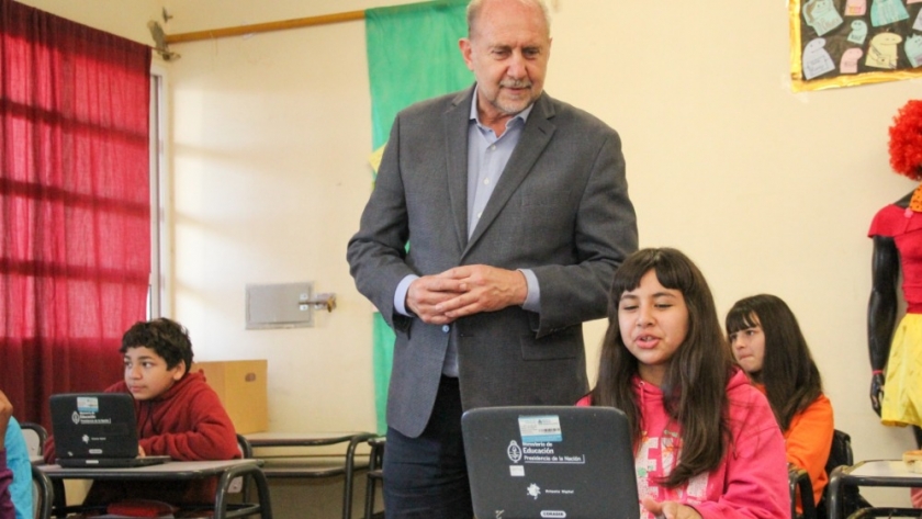 Perotti inauguró la red de Wifi  “Santa Fe + Conectada” en dos nuevas escuelas de la ciudad capital