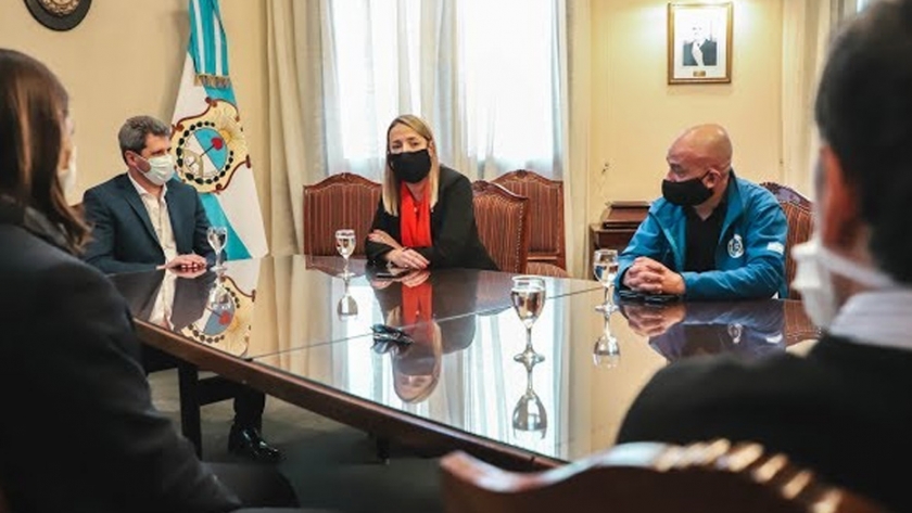 El gobernador recibió a empresarios del transporte de larga distancia y a referentes de UTA