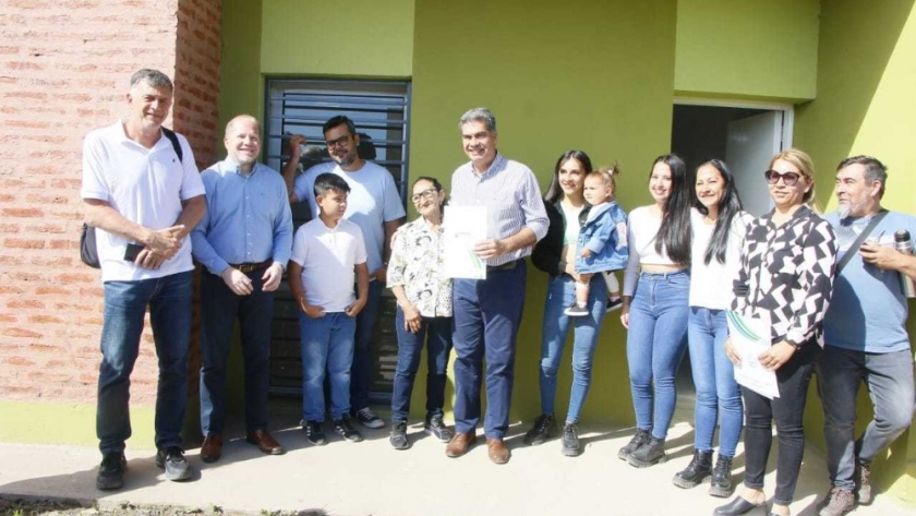 Derecho a la casa propia: Capitanich entregó 23 viviendas familiares en el barrio Carpincho Macho