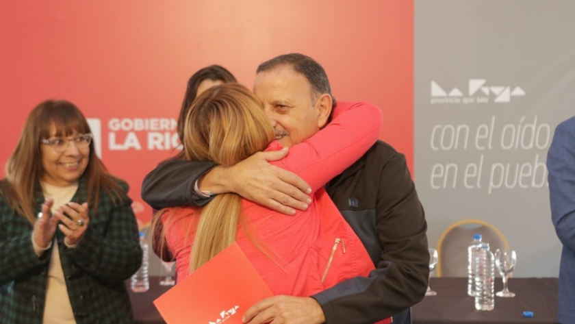 Ricardo Quintela entregó decretos de pase planta a 126 trabajadoras y trabajadores del Ministerio de Educación