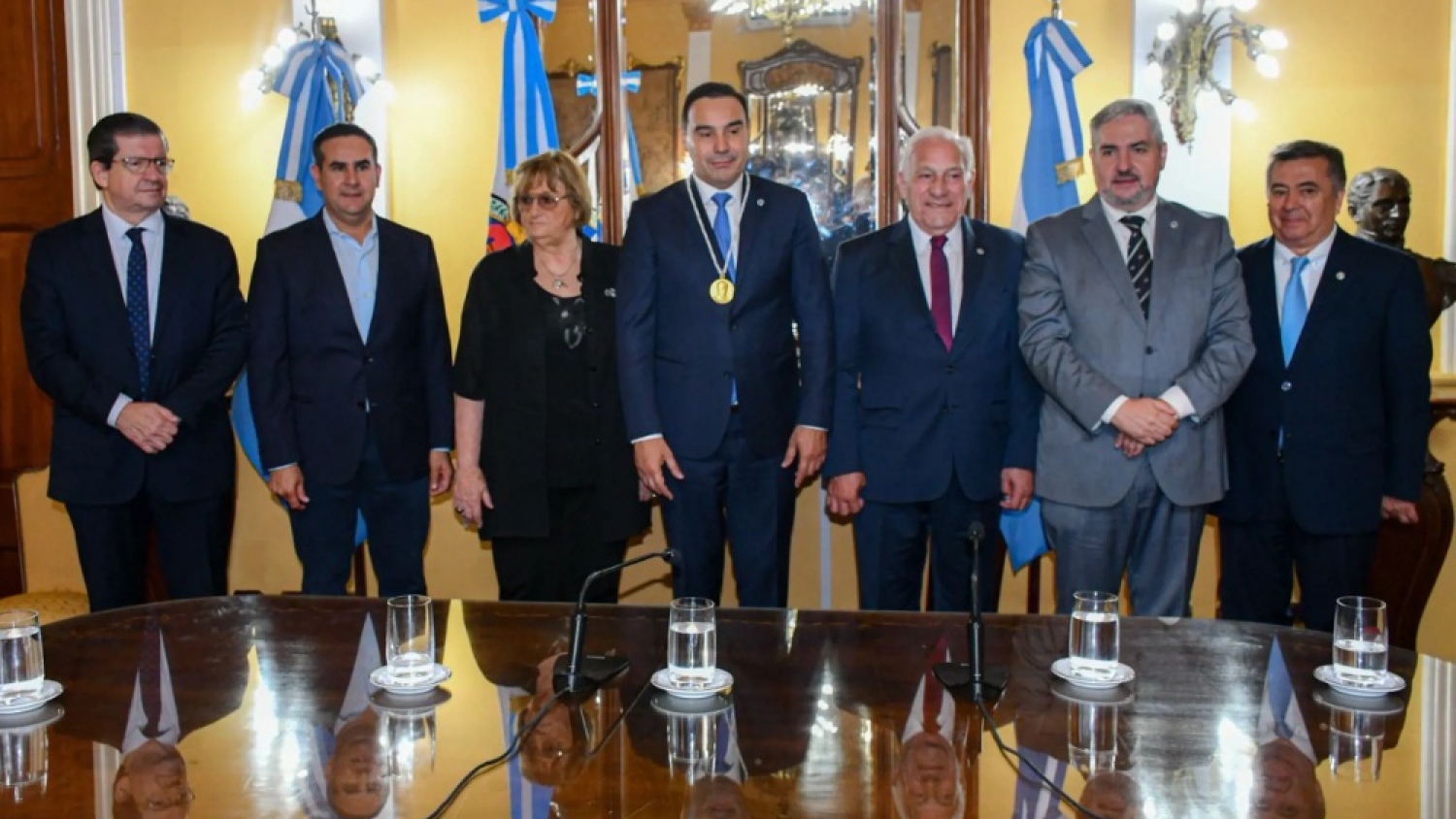 Valdés recibió la Bandera de la Libertad Civil y fue distinguido con la Medalla de Oro al Mérito en un acto institucional en Corrientes