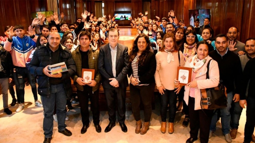 El Gobernador de Santiago del Estero recibió a estudiantes de Zonas Rurales de los Departamentos Banda, Robles y Figueroa