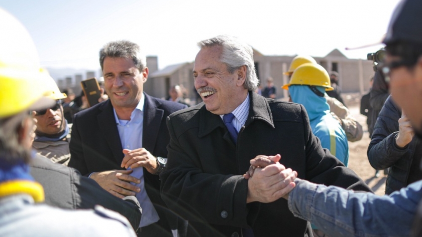 “Ponemos todo nuestro empeño en darle una mejor vida a los argentinos y las argentinas”, dijo el Presidente en San Juan al recorrer y entregar viviendas
