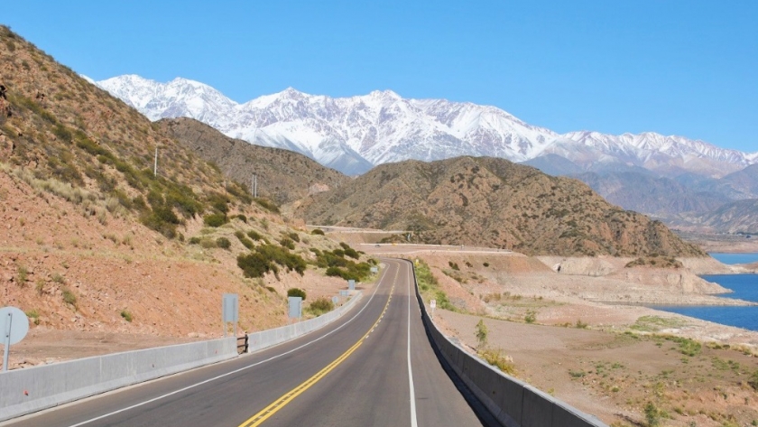 Las empresas de transporte turístico podrá retirar una oblea para agilizar su tránsito en Alta Montaña