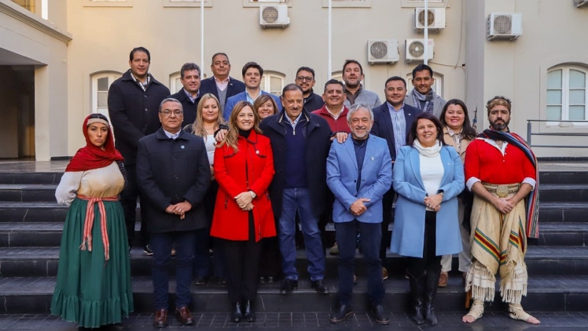 De cara a la jura de la nueva y reformada Constitución Provincial El Gobernador  se reunió con las y los intendentes