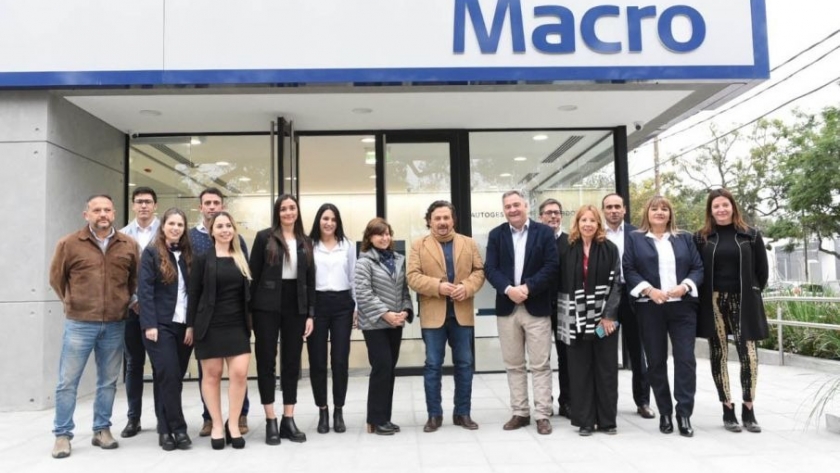 El gobernador Sáenz visitó la primera sucursal del banco Macro en San Lorenzo
