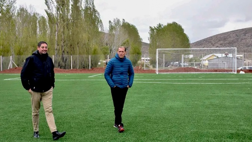 El Alamito ya tiene su cancha de césped sintético