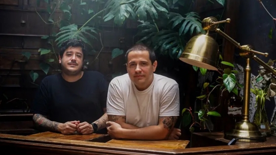 De estudiantes extranjeros a referentes de la gastronomía porteña: la historia de dos hermanos que reinventaron bares y pizzerías en Buenos Aires