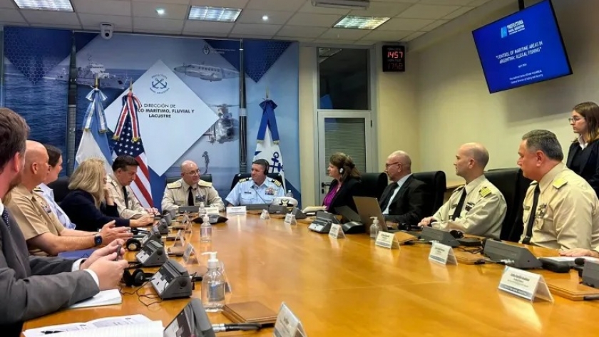 Histórico encuentro entre la Guardia Costera de EE. UU. y la Prefectura Naval Argentina para combatir la pesca ilegal
