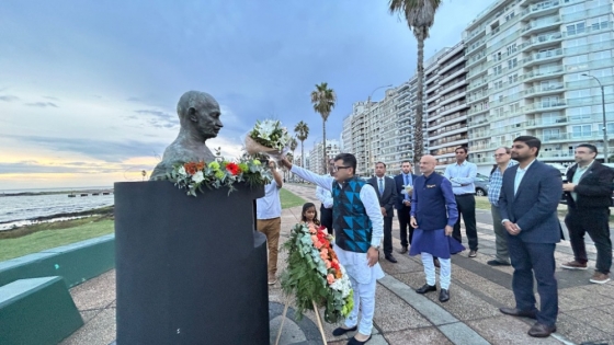 Homenaje floral a Mahatma Gandhi en Montevideo por parte de autoridades y comunidad india