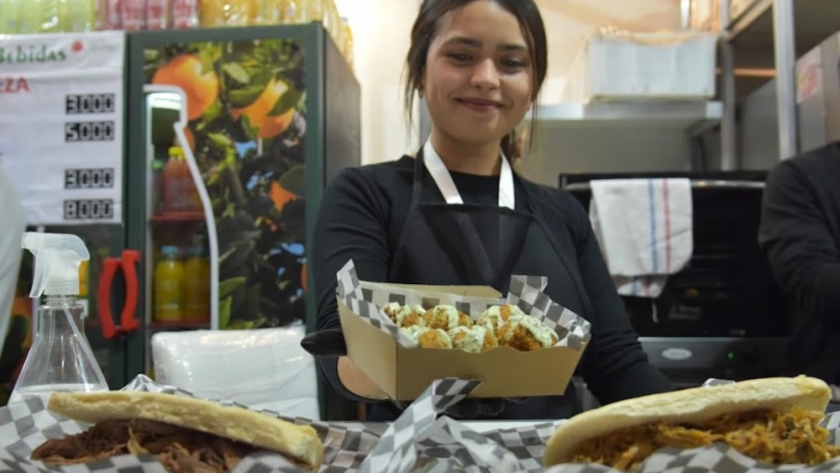 Una feria que revive tradiciones ancestrales, con emprendedores de alimentos gourmet Continúa la experiencia culinaria con la 18ª edición de Caminos y Sabores, celebrando la cultura gastronómica argentina.