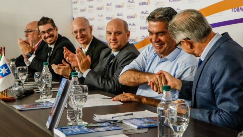 En charla sobre el futuro estratégico del Grafeno, Capitanich llamó a 