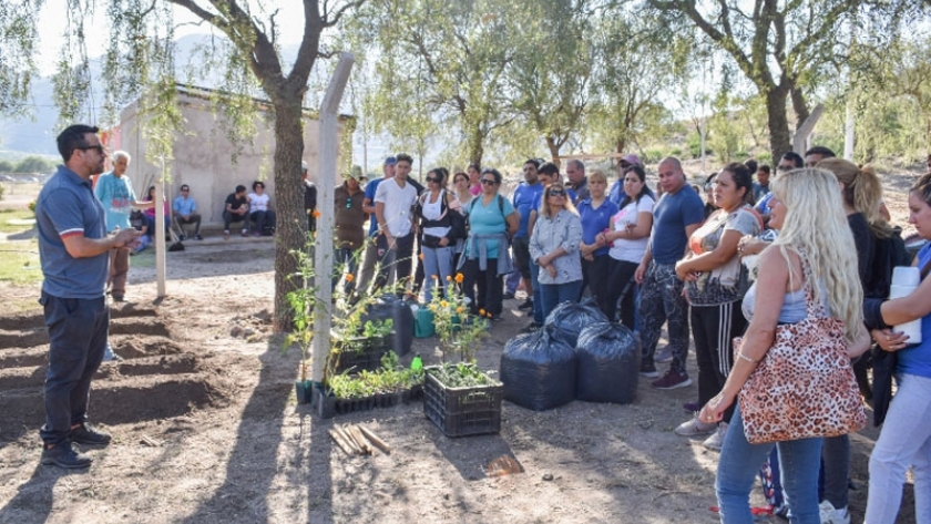 Capacitaron y armaron huertas agroecológicas en dos instituciones  