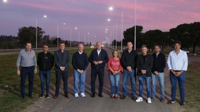 Perotti habilitó la nueva iluminación led de un tramo de la autopista Rosario - Santa fe