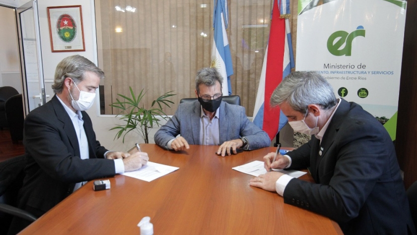 La Provincia firmó convenios para obras de pavimento urbano con los municipios de Colón y Gualeguaychú