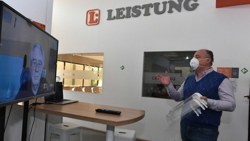 Entregan máscaras de protección a trabajadores de Leistung
