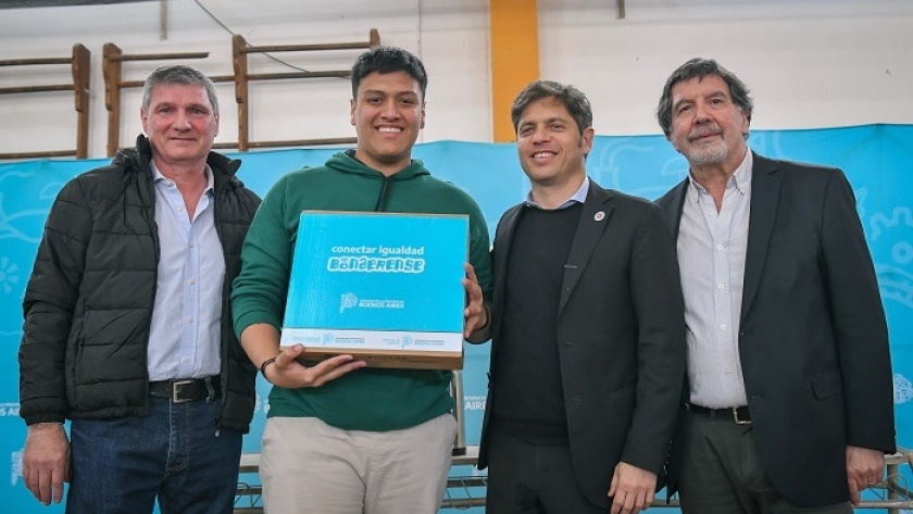Kicillof entregó 229 computadoras personales a estudiantes de Lincoln