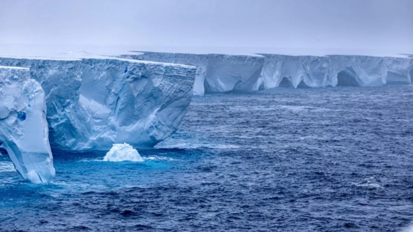 El iceberg más grande del mundo se rompe: un coloso de hielo en movimiento