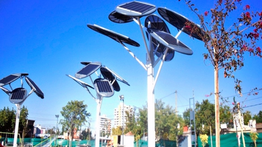 Crearon una plaza con árboles solares e internet gratis en Mendoza