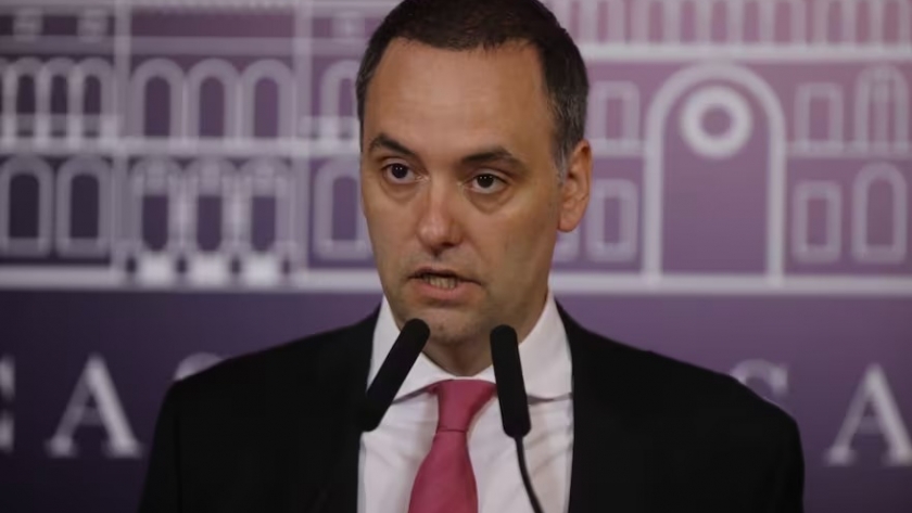 El Gobierno dijo que está conforme con la reacción de los mercados a las medidas de  Caputo, pero ya habla de cifras de hiperinflación