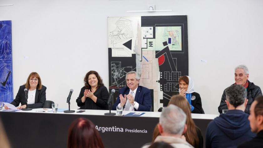 El presidente inauguró el Centro Cultural del Hospital Laura Bonaparte