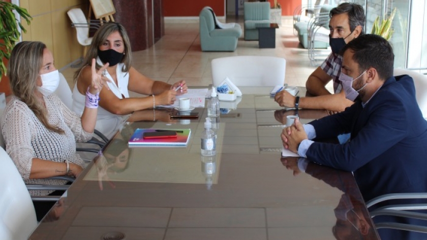 Educación y producción coordinan acciones a futuro para beneficio de los estudiantes de la provincia