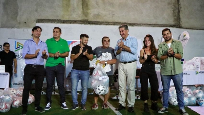 Capitanich entregó equipamiento deportivo y tecnológico para los 58 clubes que integran la liga chaqueña de fútbol