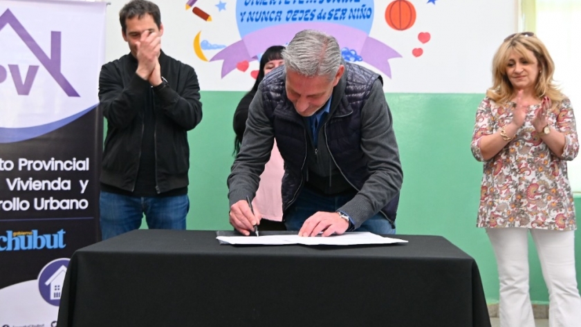 Con una inversión superior a 178 millones de pesos, Arcioni firmó el inicio de obra del SUM de la Casa del Niño de Comodoro Rivadavia