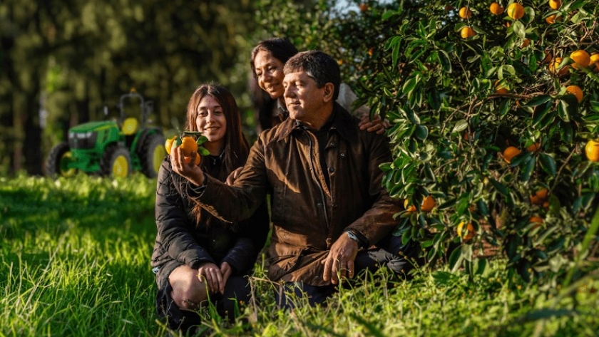 La importancia de un tractor para el trabajo a campo: “Es uno más de la familia”