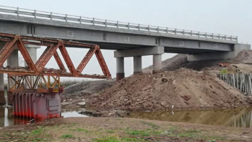 Tras 20 años retiraron el puente bailey sobre arroyo Don Cristóbal para dar lugar a la nueva obra