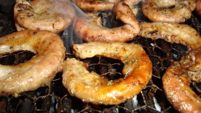 Los chinchulines en el banquillo: un medio de gastronomía los ubica entre “los peores platos de Argentina”