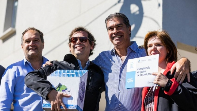 Más viviendas para Sáenz Peña: Capitanich y Maggiotti inauguraron el edificio del procrear