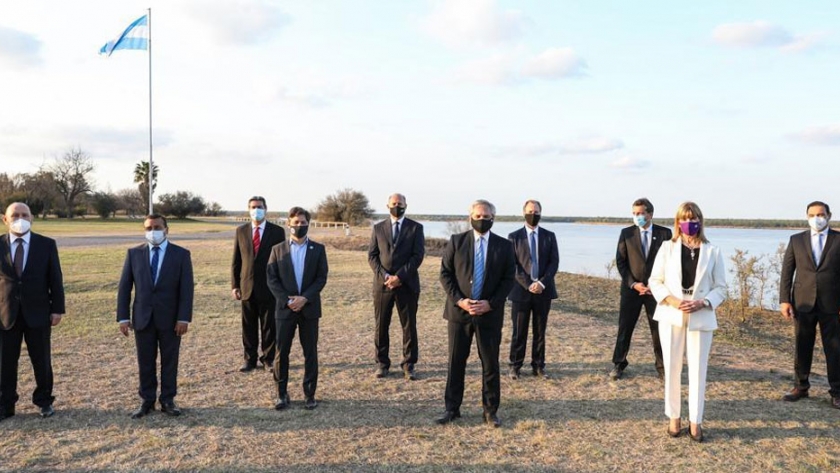 Gildo Insfrán firmó junto al Presidente y gobernadores el Acuerdo Federal de la Hidrovía Paraguay-Paraná