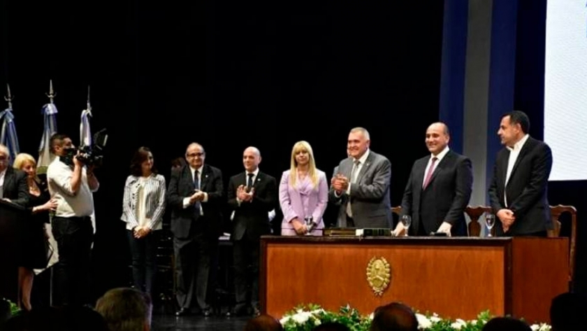 Juan Manzur le tomó juramento a sus ministros