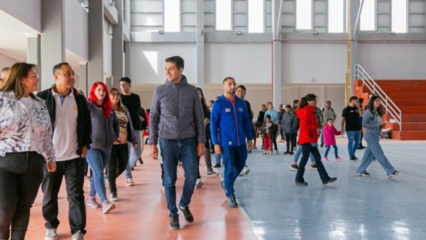 Funcionarios provinciales junto a vecinos y vecinas recorrieron el nuevo gimnasio en la margen sur de Río Grande
