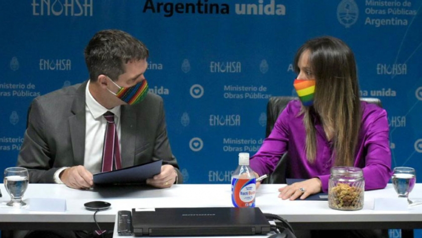 Malena Galmarini firmó un convenio con Enrique Cresto, titular del ENHOSA, para continuar con el plan de reactivación de obras de agua y cloaca