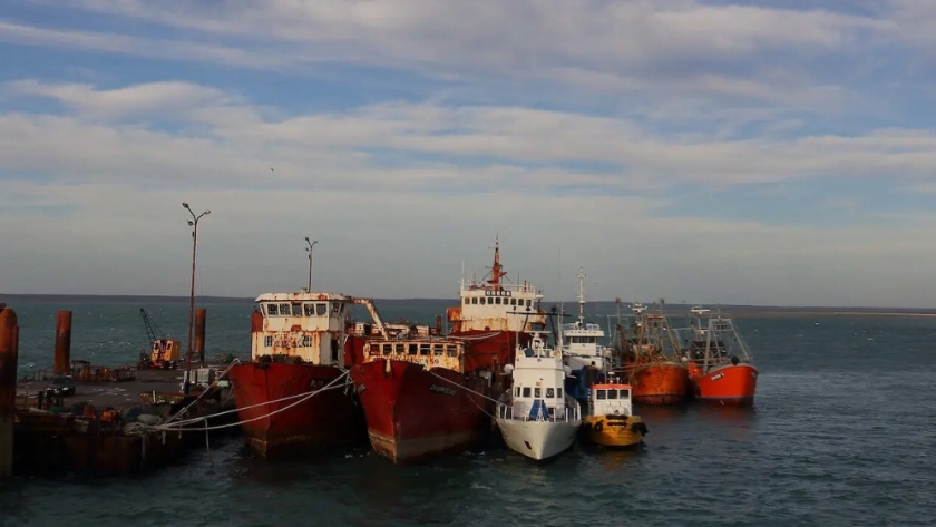 El Gobierno de Río Negro acompaña las actividades de rescate por el hundimiento de un barco pesquero