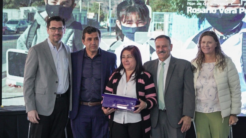 El Gobierno Provincial entregó 500 computadoras a docentes de nivel primario para reducir la brecha digital en las escuelas