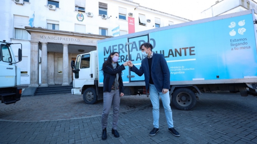 Paula Español recorrió el Mercado Federal Ambulante en Morón