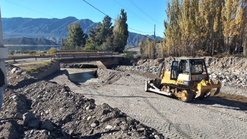 Comenzaron los trabajos de desembanque del río Blanco en Potrerillos
