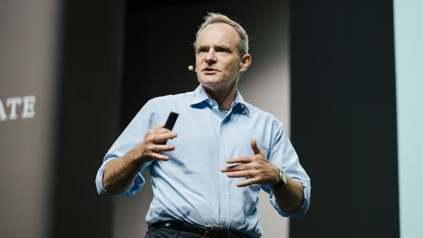 Simon Johnson advierte sobre riesgos de Estados débiles y élites privadas poderosas