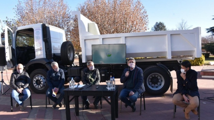 Desarrollo Agrario entregó maquinaria vial al municipio de Laprida