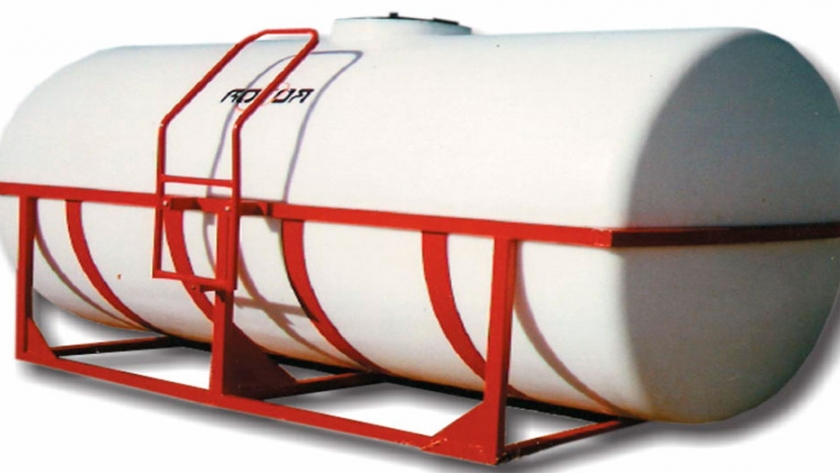 Tanque Horizontal plástico con cuna metálica de 6.700 Lts