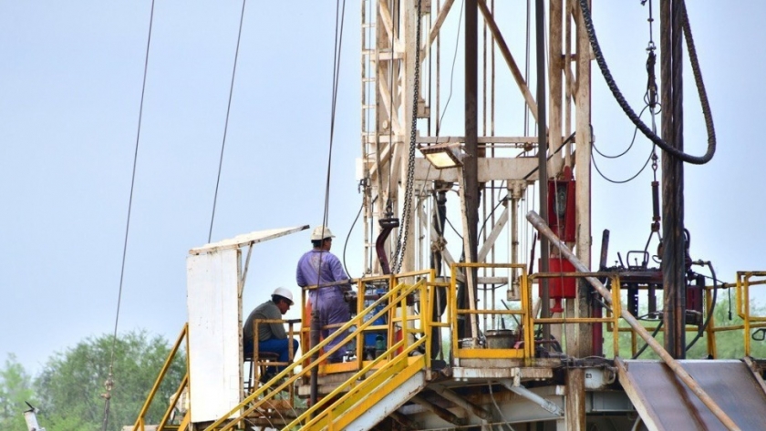 La provincia trabaja en la limpieza y rectificación de un pozo petrolífero en Palmar Largo