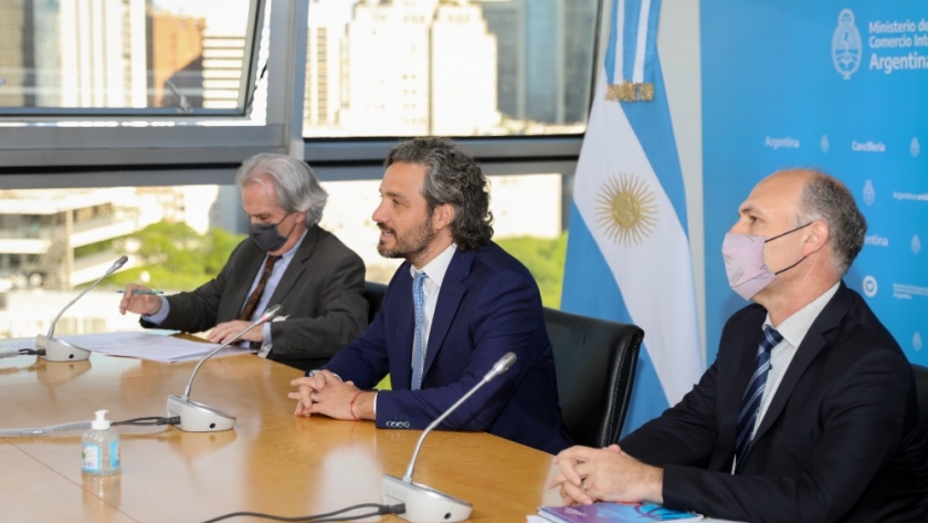 Cuestión Malvinas: el canciller Cafiero expuso en la Asamblea de la OEA y se aprobó por aclamación una declaración de apoyo a la Argentina