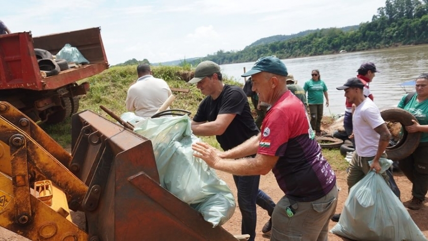 Ecología: retiraron más de tres toneladas de basura del río Uruguay