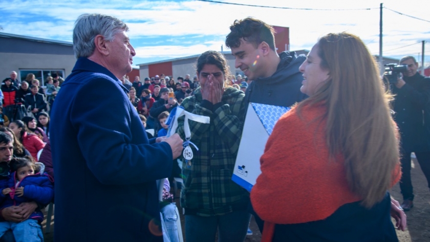 Ziliotto entregó 50 viviendas en Eduardo Castex y anunció nuevas obras para garantizar el acceso al hogar